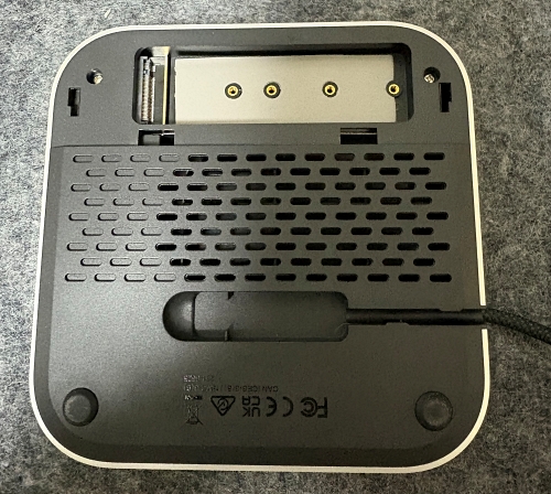 Satechi Mac Mini M4 ハブのSSDを差し込むところ