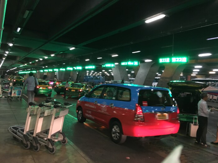 タイ国際空港のタクシー乗り場