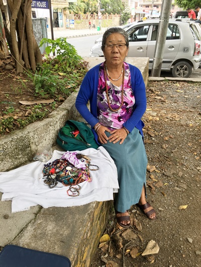 ネックレス売りのチベット女性