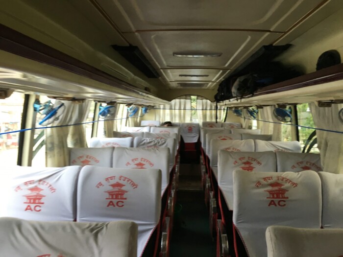 ネパール観光バスの車内