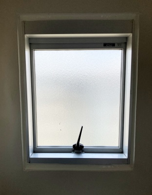 押し込みタイプの小窓